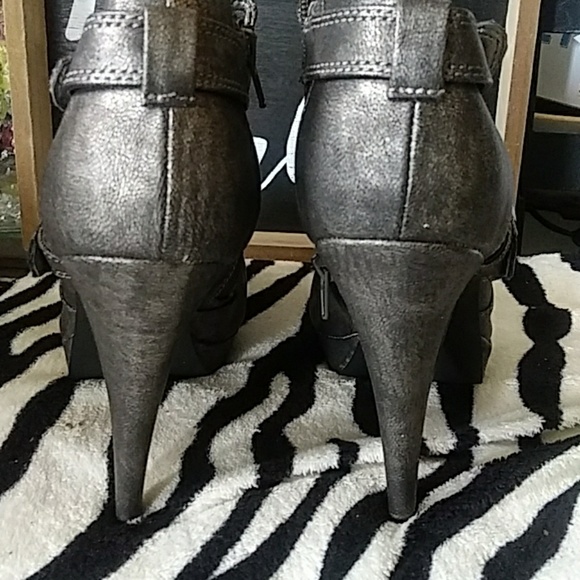 Guess - Picture 5 of 8